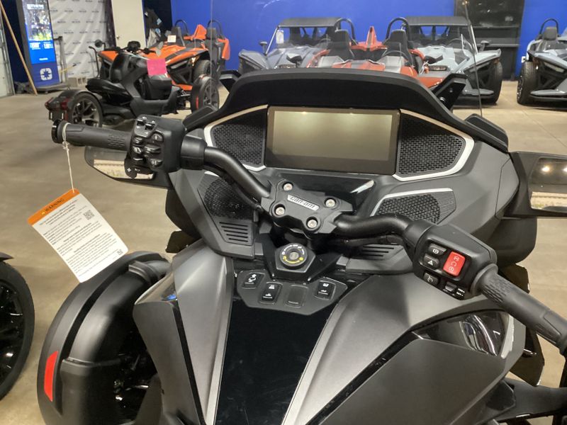 2024 Can-Am SPYDER RT LIMITED CARBON BLACK WITH PLATINUMImage 11