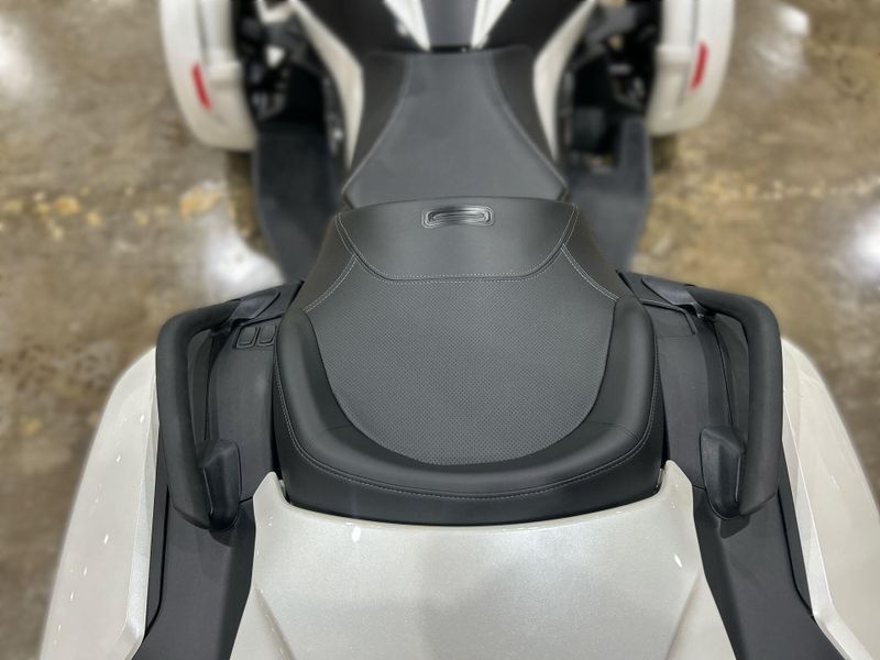 New 2026 Can-Am SPYDER RT (SE6) Image 16