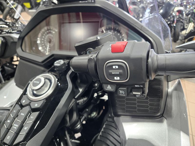 New 2025 Honda GOLD WING TOUR LIGHT SILVER METALLIC Image 10