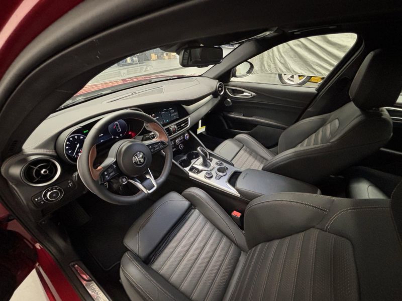 New 2025 Alfa Romeo Giulia Intensa AwdImage 5