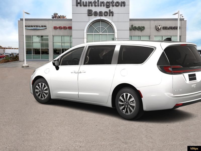 2024 Chrysler Pacifica Hybrid SelectImage 4