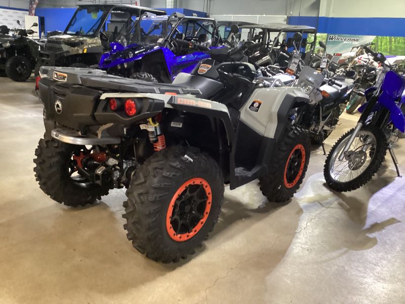 2024 Can-Am OUTLANDER X XC 1000R CHALK GRAY AND CANAM REDImage 11