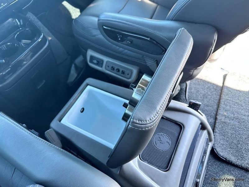 2021 Chevrolet Express Passenger Image 47