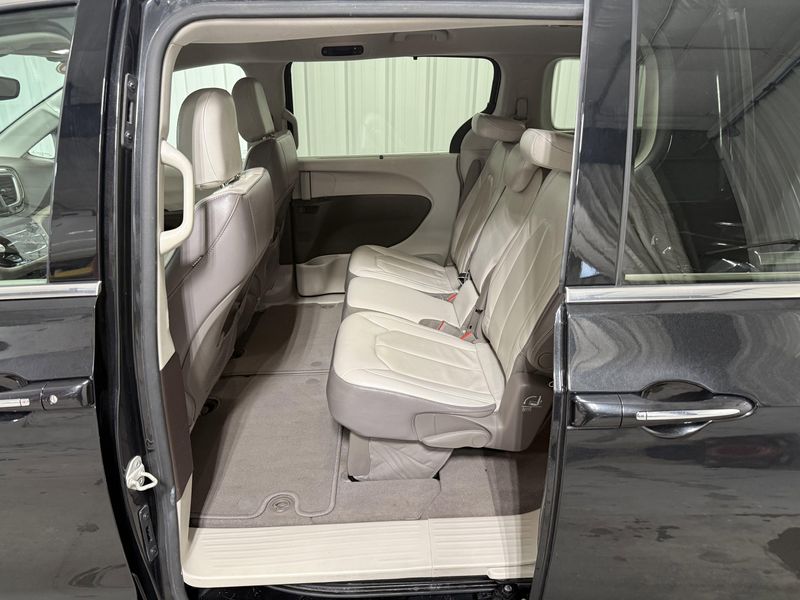 Used 2018 Chrysler Pacifica Touring LImage 17