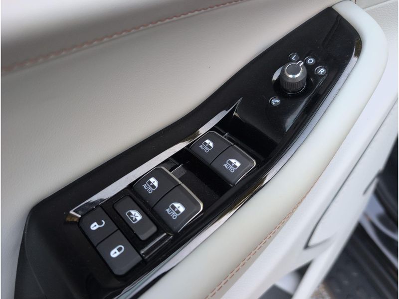 Used 2023 Jeep Grand Cherokee OverlandImage 13