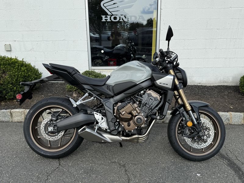 2025 Honda CB650R ECLUTCHImage 1