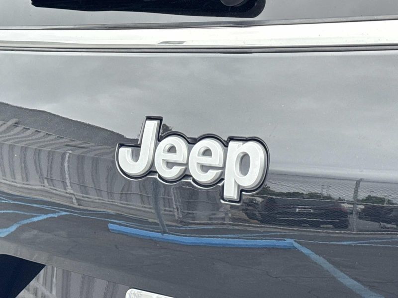 New 2026 Jeep Grand Cherokee L Laredo 4x2