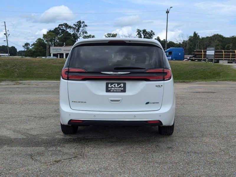 2022 Chrysler Pacifica Hybrid Touring LImage 4