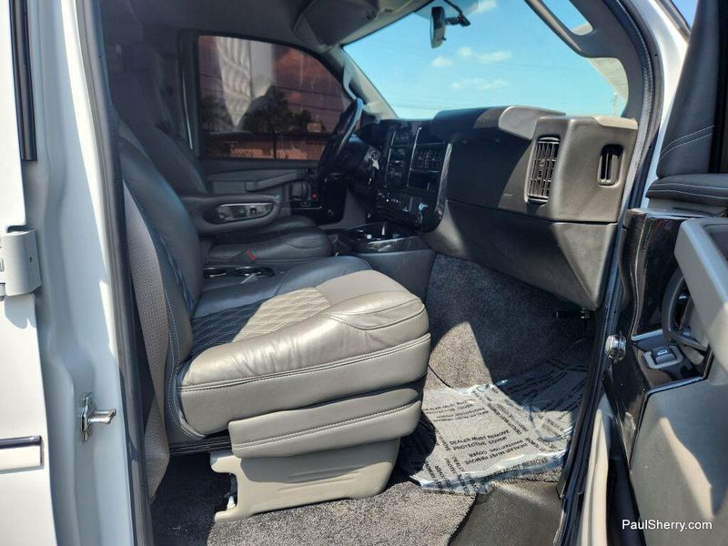 2022 GMC Savana Image 33