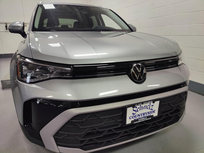 Used 2025 Volkswagen Taos SE 4-Motion AWDImage 2