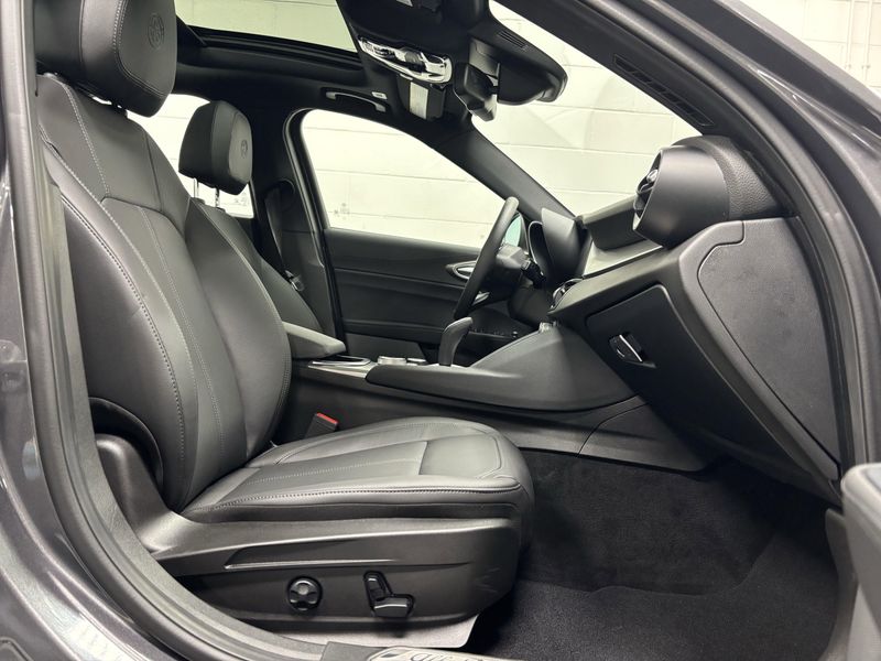 2024 Alfa Romeo Giulia Ti Q4 AWD w/Sunroof/Nav/Activ AsstImage 10