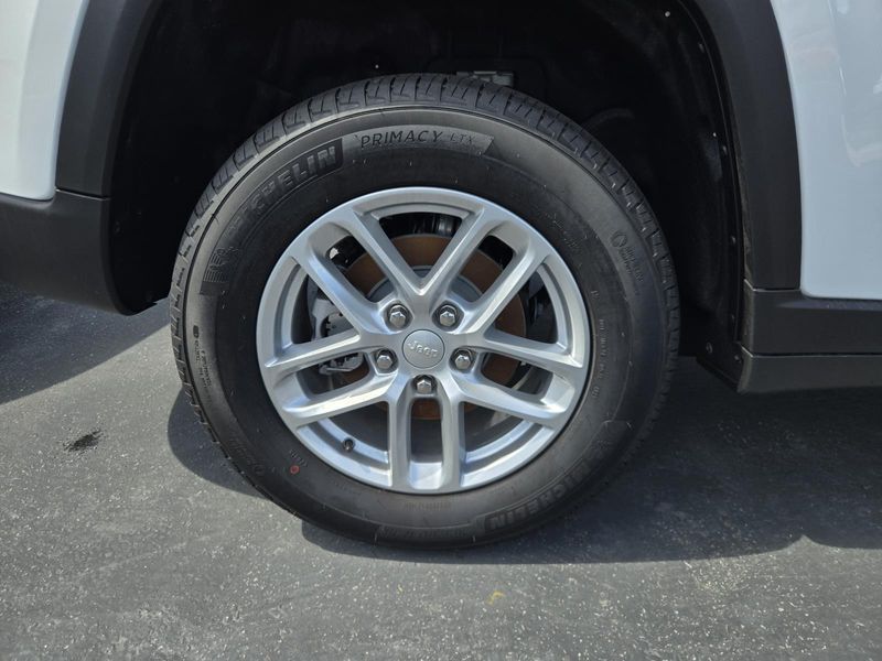 New 2026 Jeep Grand Cherokee Laredo X 4x2
