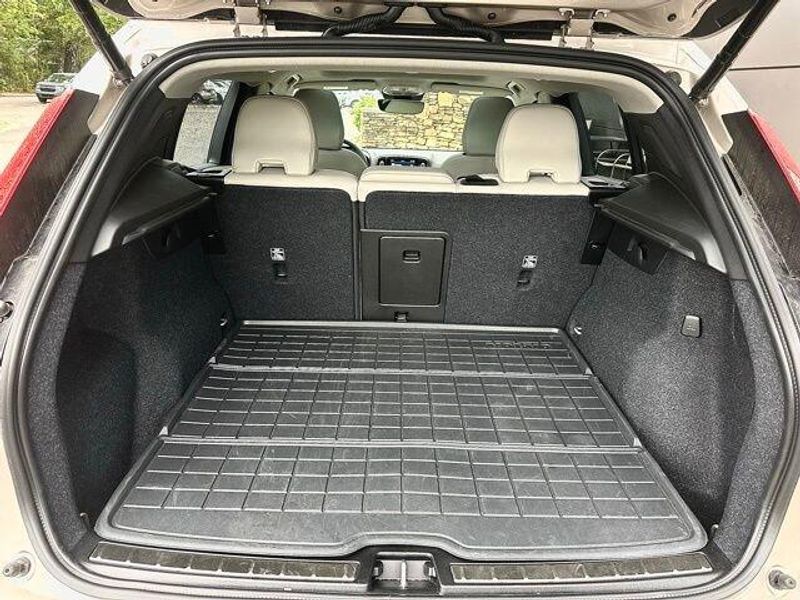 2024 Volvo XC40 Plus Bright Theme