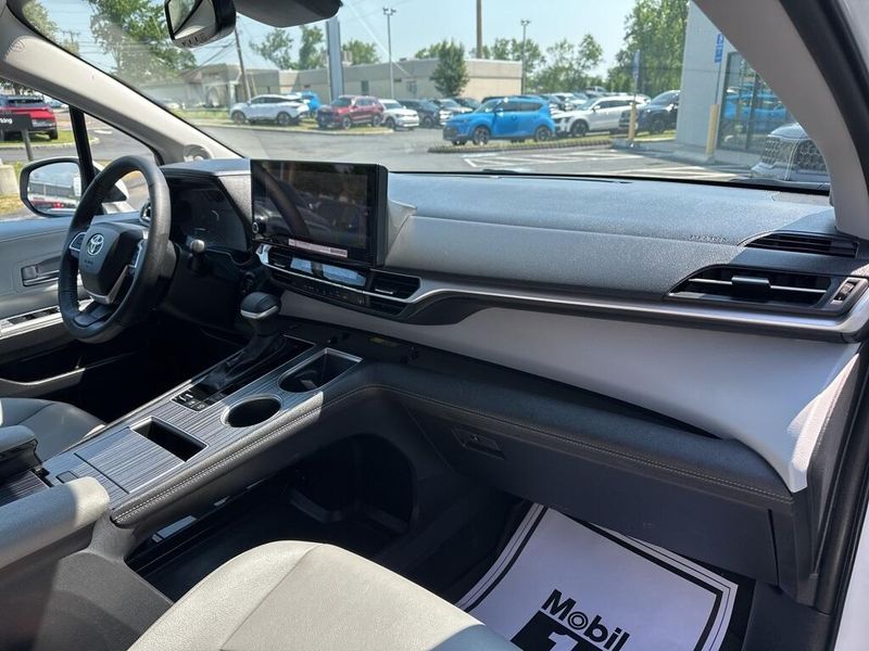 2025 Toyota Sienna XLEImage 17