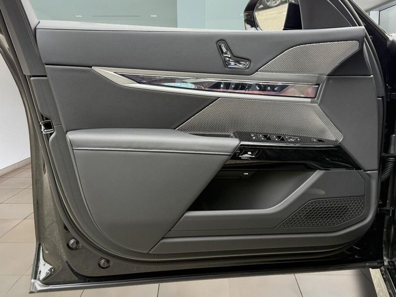 2025 BMW 7 Series 750e xDriveImage 17