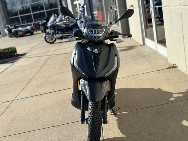 2023 PIAGGIO BV400 S in a NERO TEMPESTA exterior color. Cross Country Powersports 732-491-2900 crosscountrypowersports.com 