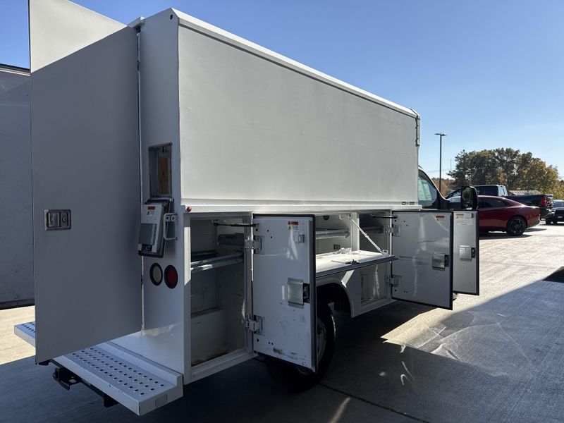 Used 2017 Chevrolet Express Cutaway Image 32