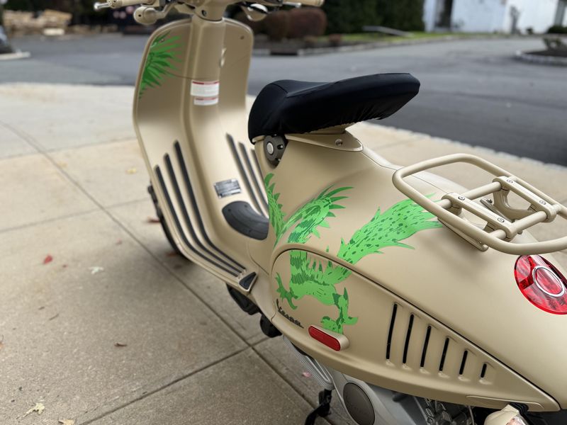 2024 Vespa 946 DragonImage 5