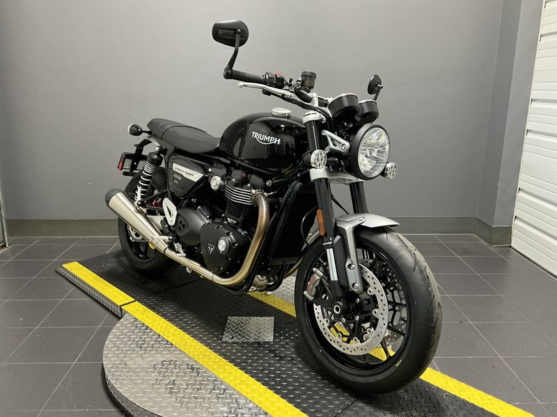 2024 Triumph SPEED TWIN 1200 in a JET BLACK exterior color. BMW Motorcycles of Modesto 209-524-2955 bmwmotorcyclesofmodesto.com 
