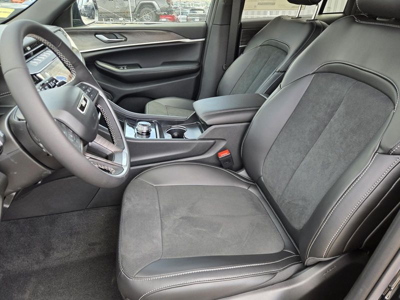 New 2026 Jeep Grand Cherokee Laredo Altitude 4x2