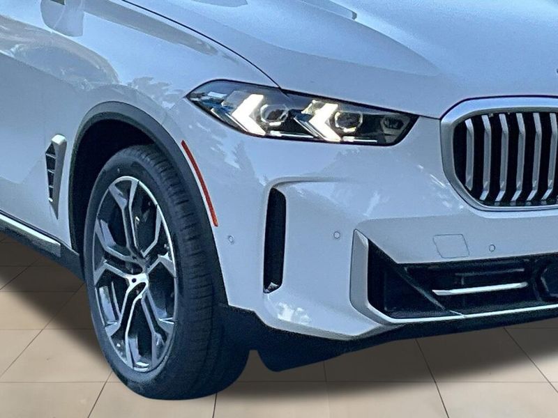 2025 BMW X5 xDrive50eImage 11