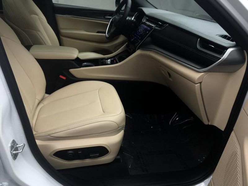 Used 2025 Jeep Grand Cherokee L LimitedImage 17