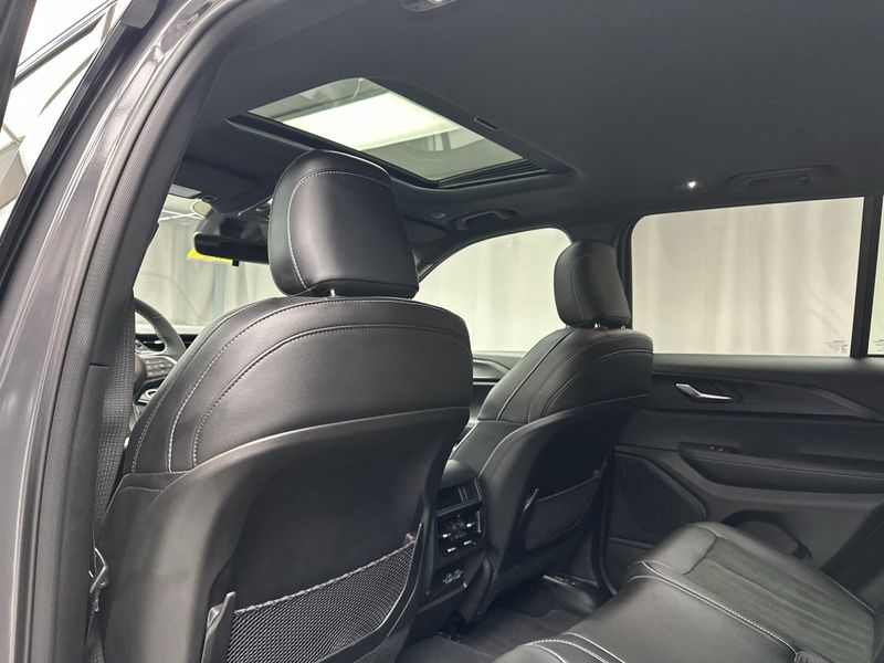 Used 2025 Jeep Grand Cherokee Altitude XImage 13