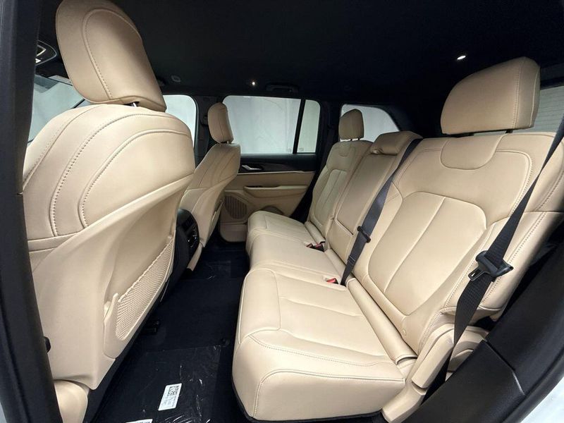New 2025 Jeep Grand Cherokee Limited 4x4Image 15