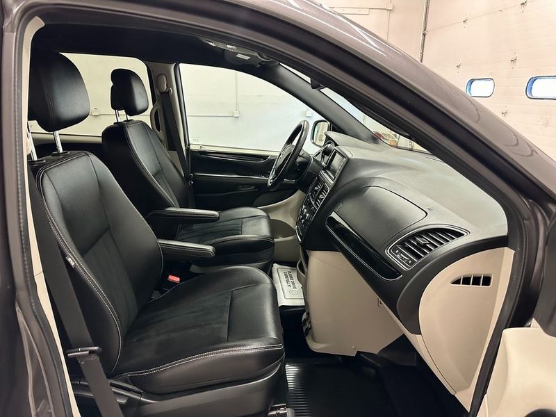 2018 Dodge Grand Caravan SXT MOBILITY VANImage 32