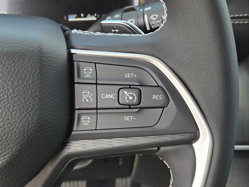 New 2026 Jeep Grand Cherokee Laredo 4x2