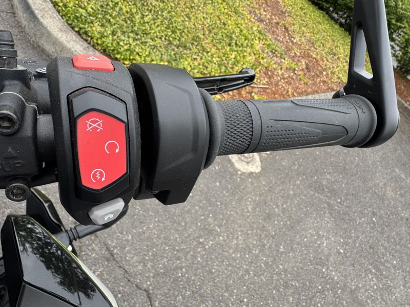 2025 Triumph Street Triple 765 RS - PHANTOM BLACK 