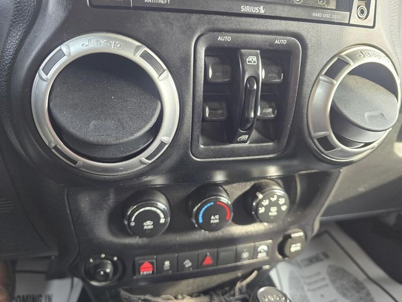 2014 Jeep Wrangler Unlimited Sahara photo 17