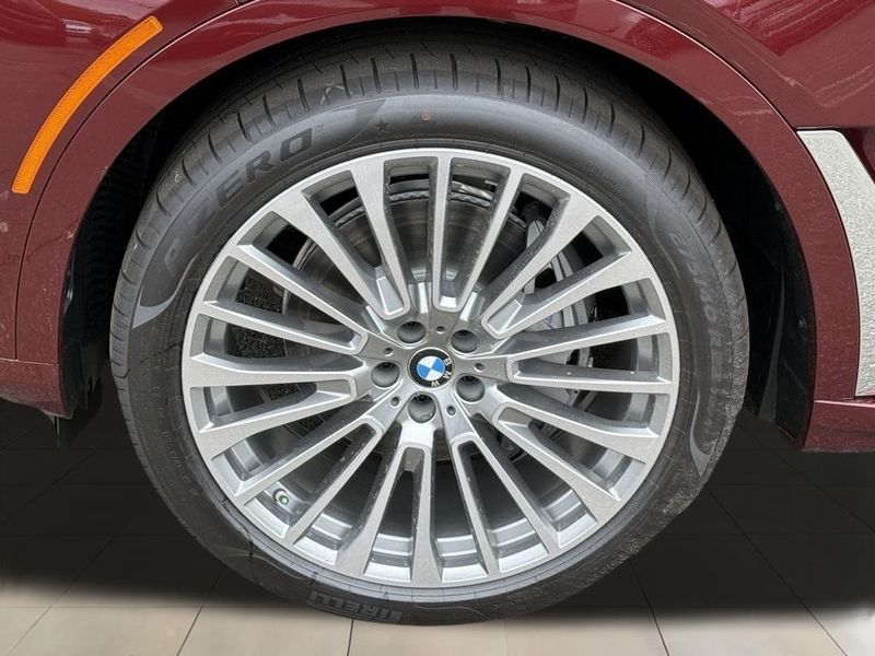 2025 BMW X7 xDrive40iImage 17