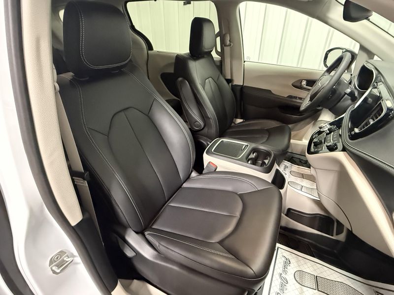 Used 2024 Chrysler Pacifica Touring LImage 11