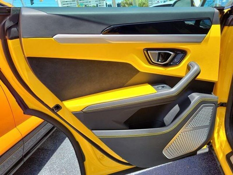 2019 Lamborghini Urus photo 10