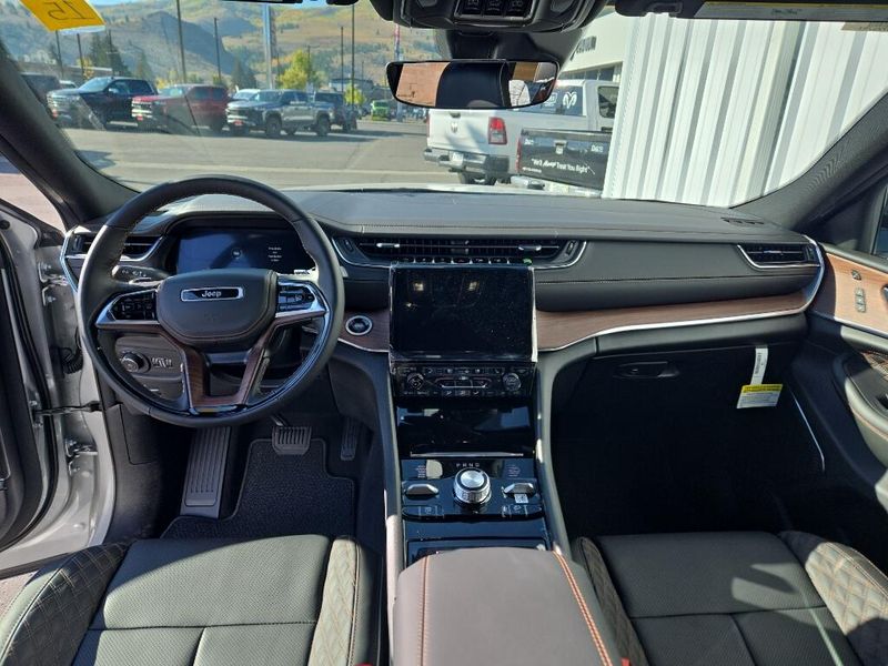 2025 Jeep Grand Cherokee Summit photo 8