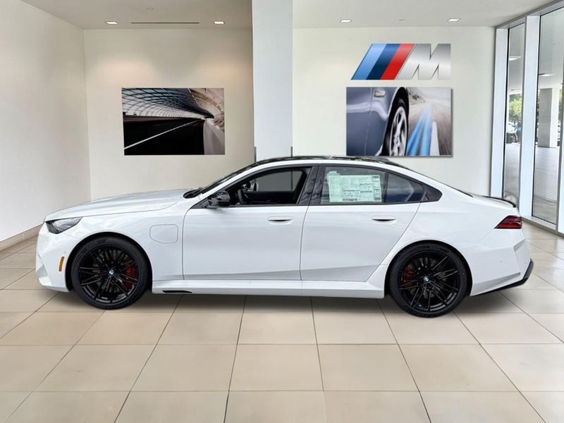 2025 BMW M5 BaseImage 9
