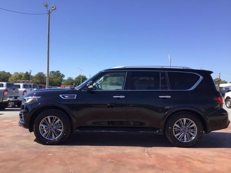 2022 INFINITI QX80 LuxeImage 2