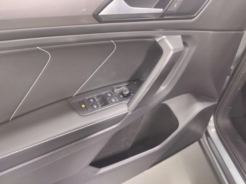 2023 Volkswagen Tiguan SE photo 23
