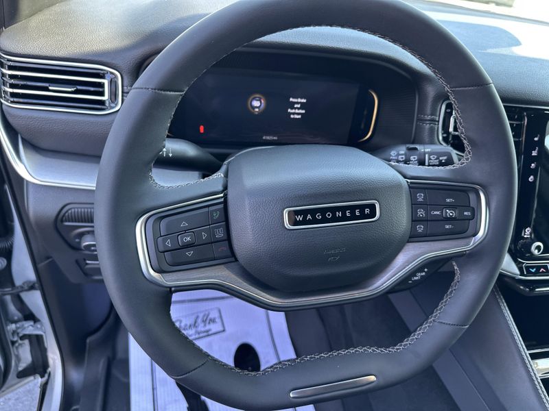 2023 Jeep Wagoneer Series CarbideImage 21