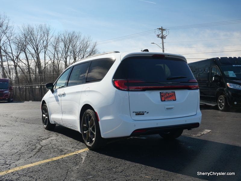 2024 Chrysler Pacifica Touring LImage 7