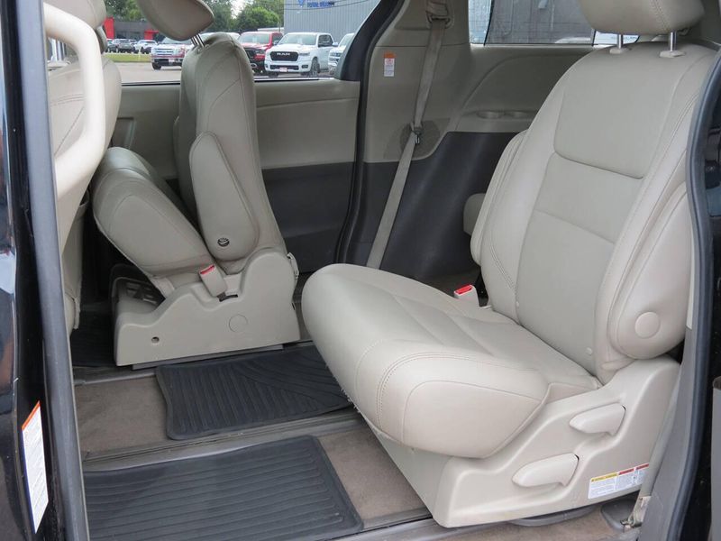 Used 2017 Toyota Sienna XLE Premium 7 Passenger AWD 4dr Mini VanImage 22
