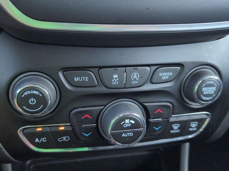 2023 Jeep Cherokee Altitude LuxImage 17