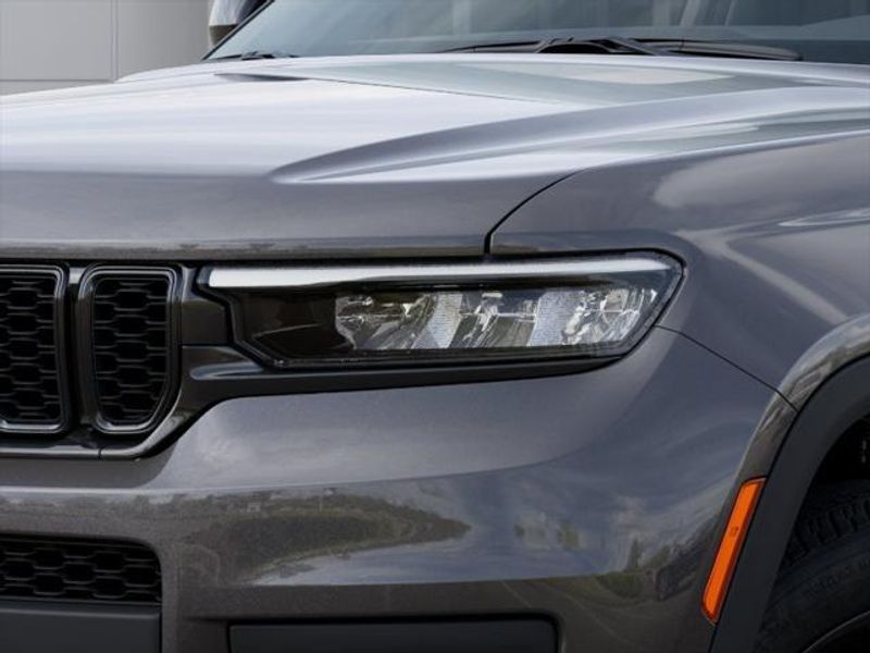 2025 Jeep Grand Cherokee Altitude photo 3