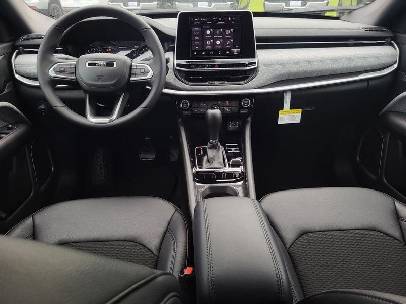 2025 Jeep Compass Latitude 4x4Image 28