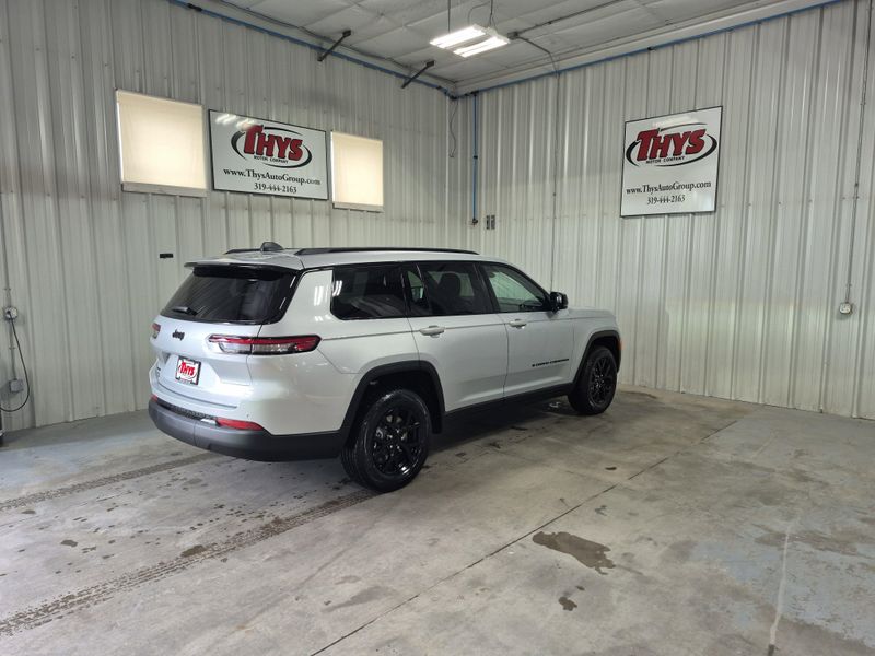 New 2025 Jeep Grand Cherokee L Altitude X 4x4Image 5