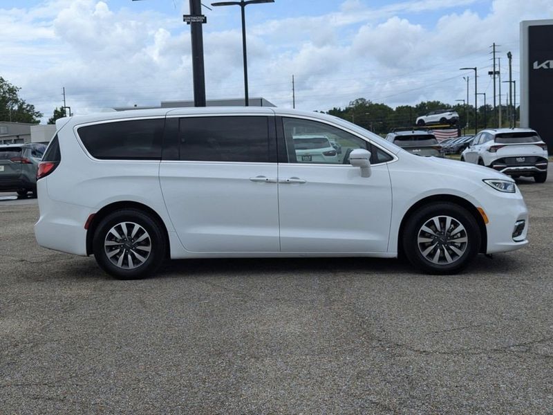 2022 Chrysler Pacifica Hybrid Touring LImage 2