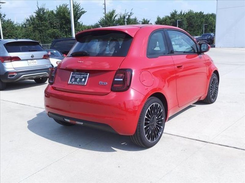 2024 Fiat 500e Inspi(red)Image 12