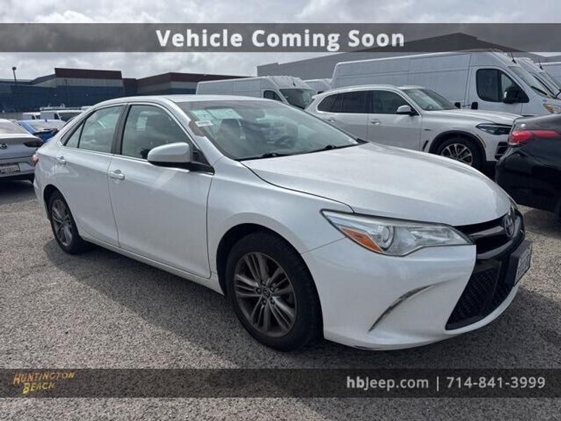 2015 Toyota Camry SEImage 3