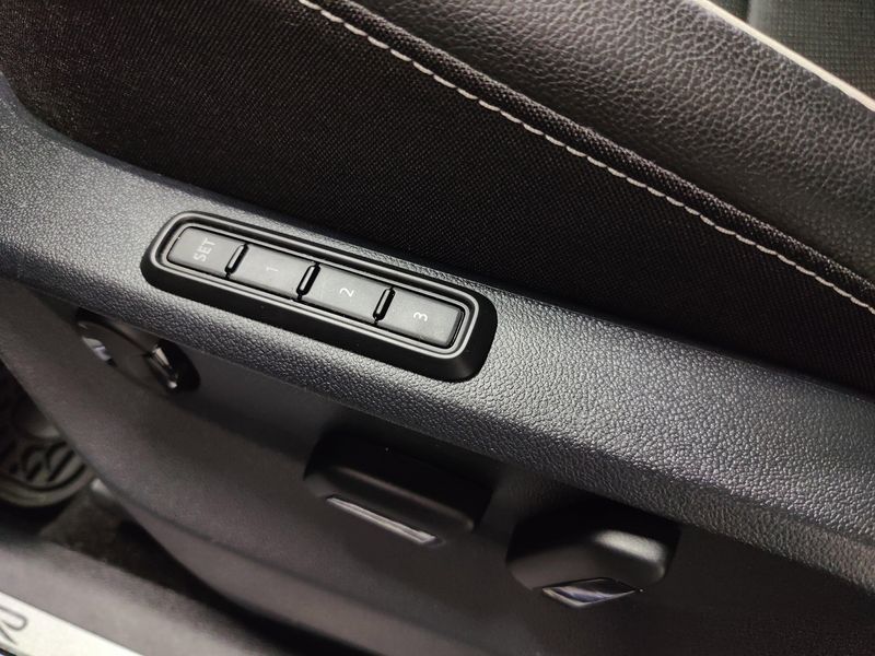 Used 2024 Volkswagen Tiguan AWD SEL R-Line w/Sunroof/NavImage 23